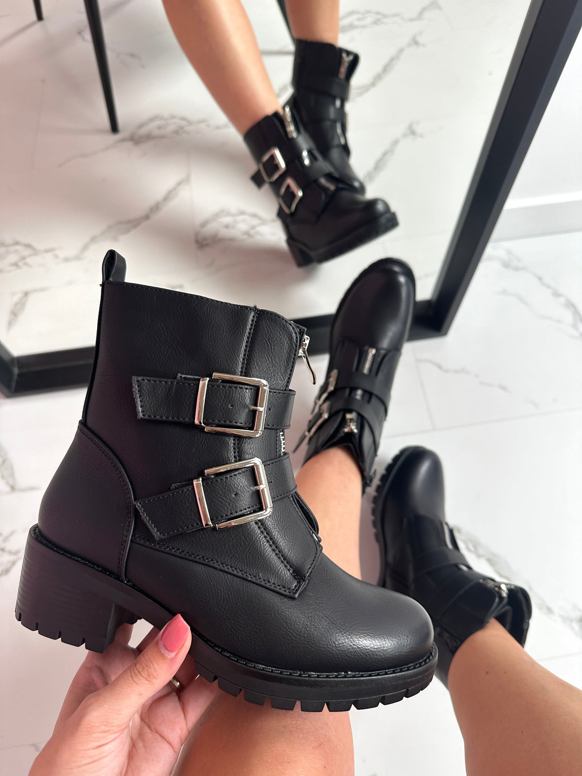Bottines Noires à Boucle